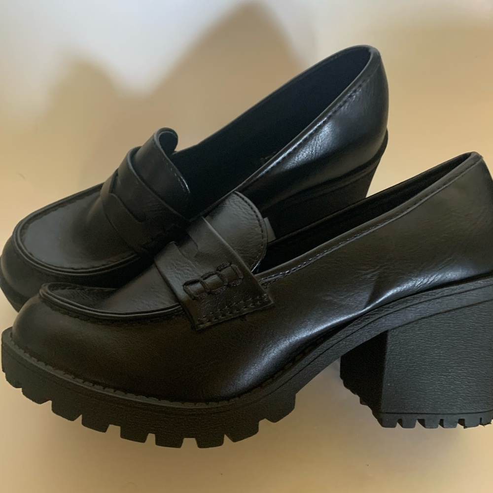 Soda brand size 6 1/2 new black loafers